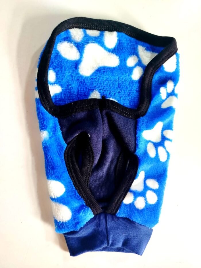 chaleco polar soft estampado azul con huellitas adelante