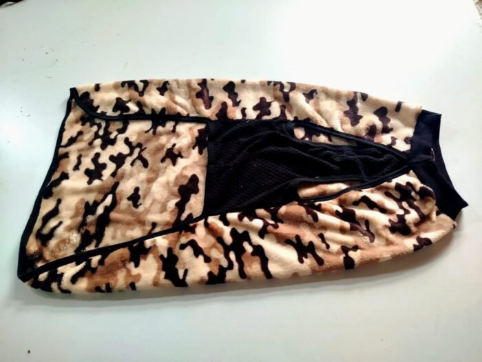 chaleco polar soft estampado marron militar adelante