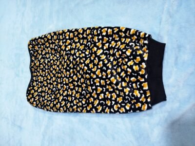 chaleco polar soft estampado para perros azul con manchitas amarillas atras