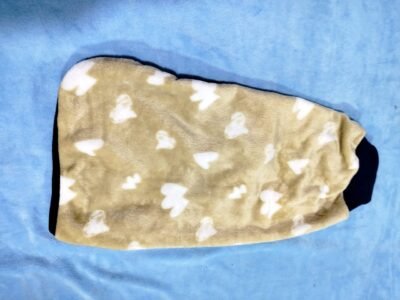 chaleco polar soft estampado para perros dorado con manchas blancas atras