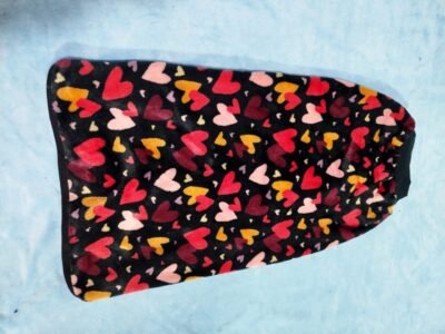 chaleco polar soft estampado para perros negro con corazones atras