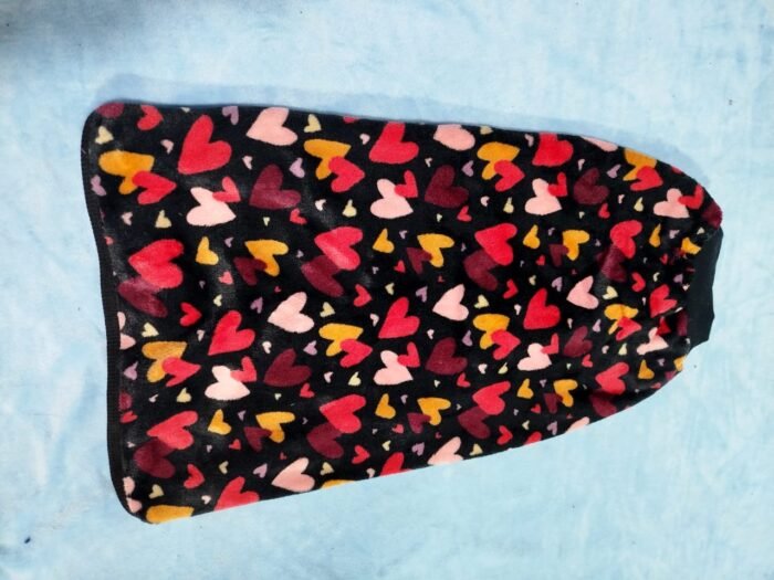 chaleco polar soft estampado para perros negro con corazones atras