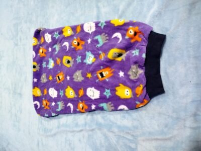 chaleco polar soft estampado para perros violeta con mostruitos atras