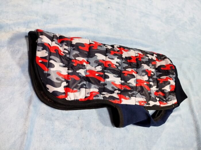 Chaleco matelasse con corderito para perros camuflado gris y rojo
