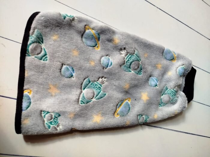 chaleco polar luminoso para perros que brillan en la oscuridad gris/cohetes atras