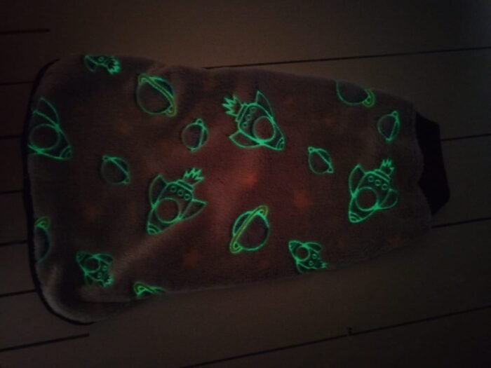 chaleco polar luminoso para perros que brillan en la oscuridad gris/cohetes brillando atras