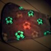 chaleco polar luminoso para perros con pelotas que brillan en la oscuridad gris/futbol brillando atras